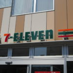 セブンイレブン豊洲駅前店 ロゴ看板